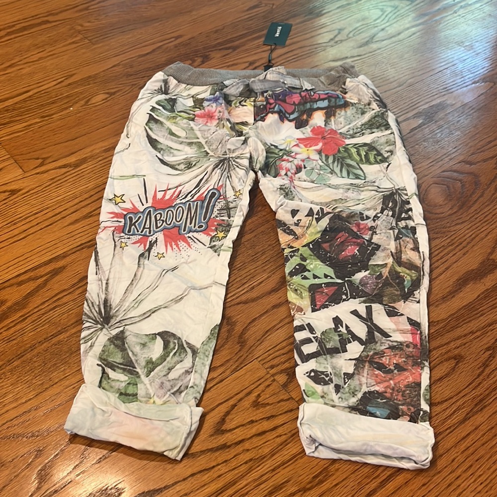NWT Venti6 Woman’s White Floral Graffiti Joggers Size M - Picture 2 of 7